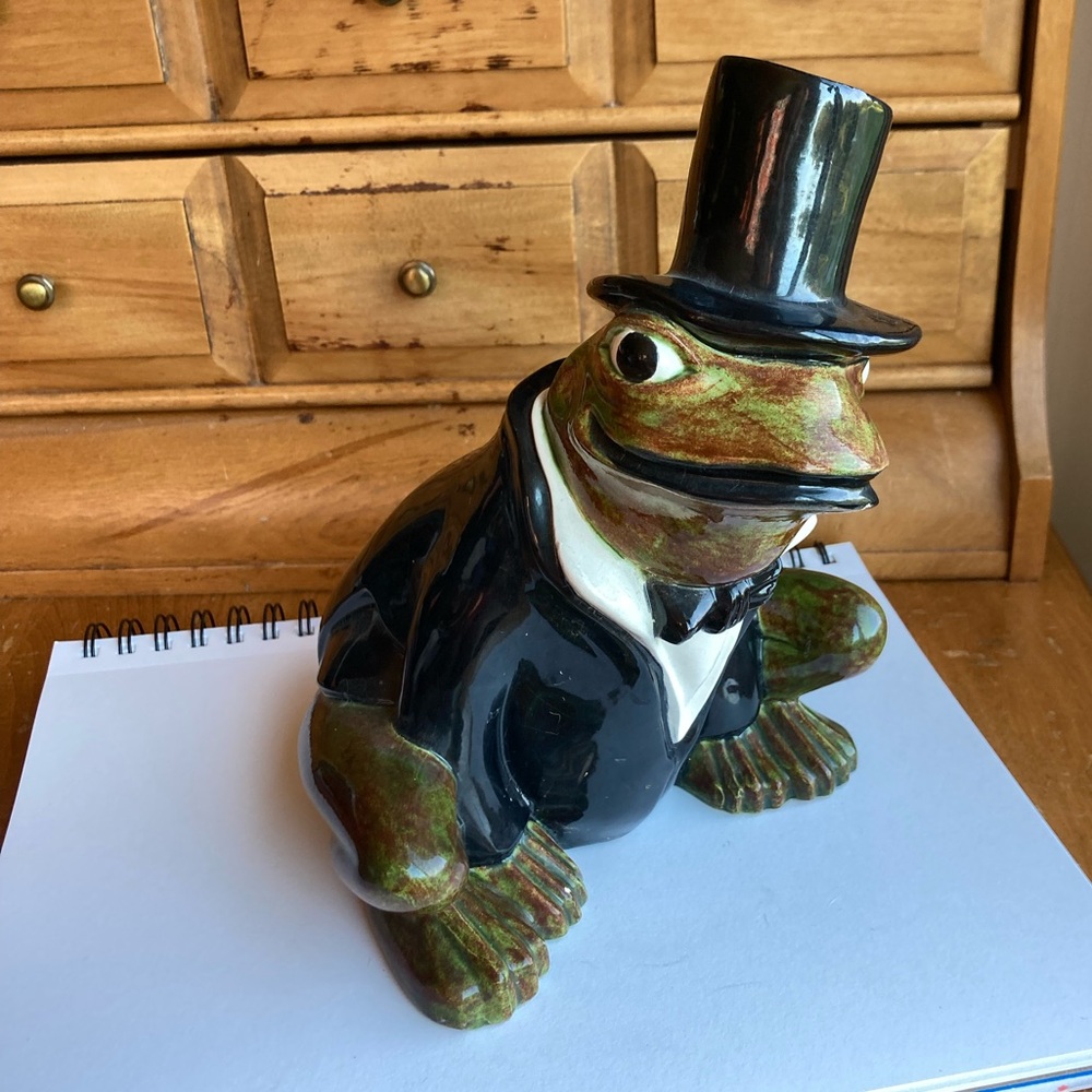 💚🖤💚 Ceramic Frog in Tuxedo and Top Hat